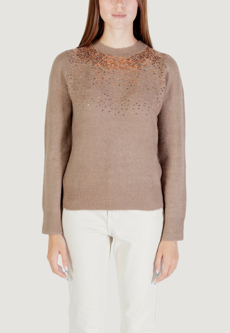 Maglione lavorato a maglia marrone con uno yoke testurizzato con accenti chiari e scuri, collo rotondo e polsini e orlo a coste.