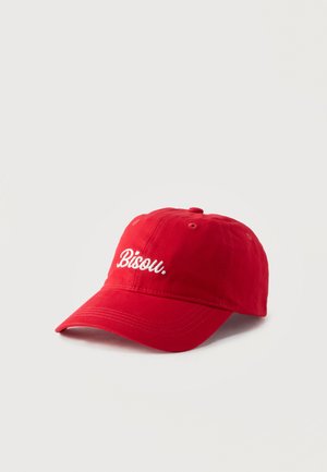 Gorra de béisbol roja con texto bordado en blanco "Bisou" en el frente, mostrada contra un fondo liso gris claro.