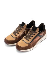 Baskets en daim marron et beige avec un accent noir, bout rond, devant à lacets, fermeture éclair latérale et semelle blanche. Dessus texturé avec des matériaux mixtes.