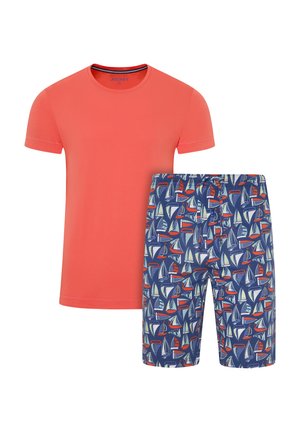 Czerwona bawełniana koszulka z okrągłym dekoltem, w zestawie z niebieskimi szortami w kolorowy wzór żaglówki. Casualowy i lekki design.