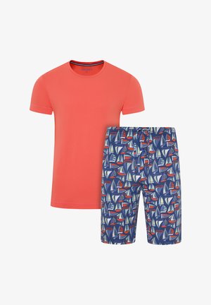 Camiseta de algodón roja con cuello redondo, combinada con pantalones cortos azules que presentan un patrón colorido de veleros. Diseño casual y ligero.