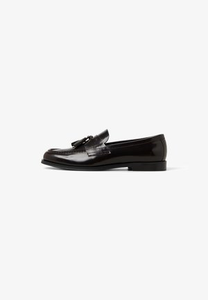 Mocassins en cuir marron foncé avec une finition lisse, un bout arrondi, des pampilles décoratives et un talon bas. Convient pour une tenue formelle.