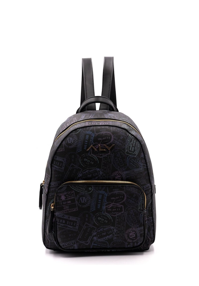 Zaino nero con un motivo impresso, zip dorate e spallacci in pelle. Dotato di manico superiore e tasca frontale con zipper per riporre oggetti.