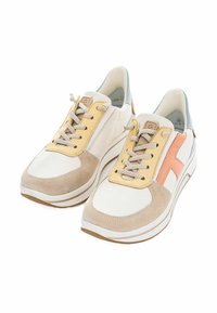 Zapatillas con una parte superior de cuero blanco, detalles en amarillo, beige y naranja, ante texturizado, y una gruesa suela blanca con ribete marrón claro.
