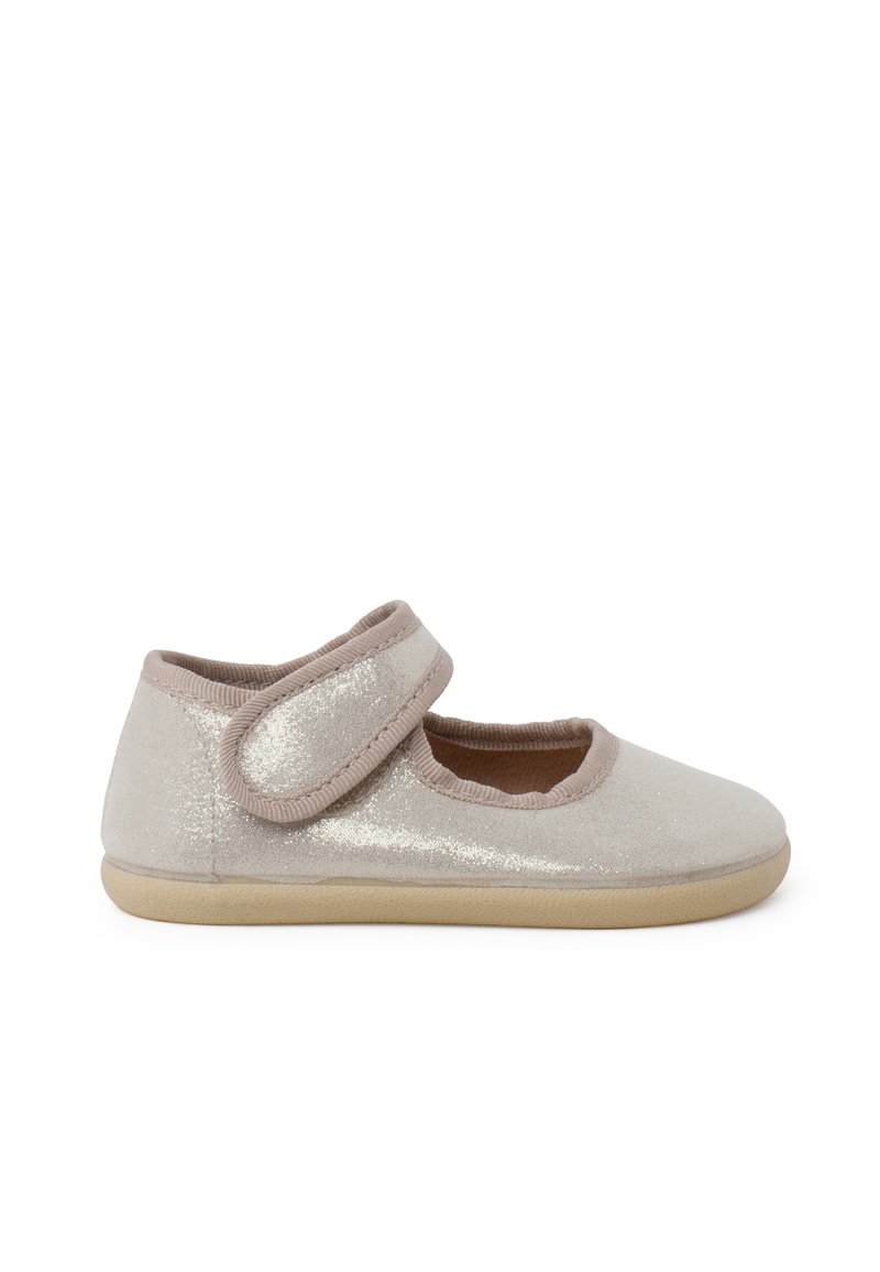 Zapato de ballet de color rosa claro con brillantina, punta redondeada y tira de velcro. Parte superior de tela suave y suela de goma flexible.