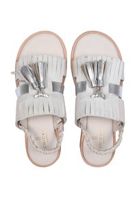 Sandali in pelle con frange di colore grigio chiaro, con dettagli metallici argento e una fascia testurizzata. Morbida soletta imbottita e tallone elastico per il massimo comfort.
