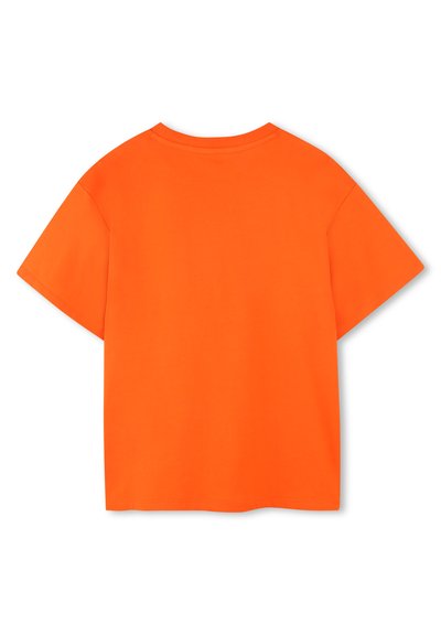 T-shirt en coton orange à manches courtes, col rond et coupe décontractée. Texture lisse et ourlets cousus ; sans motifs ni accents visibles.
