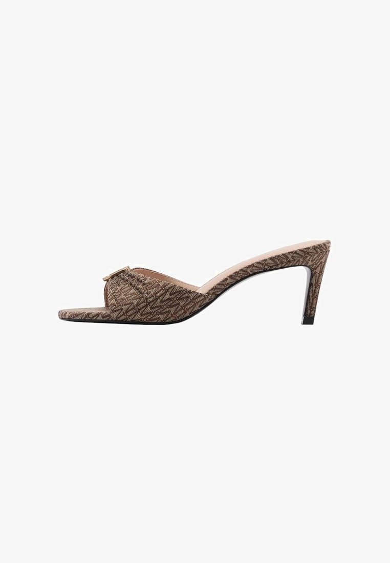 Mule à talons hauts marron avec motif texturé, bout ouvert et petite boucle dorée sur la bride supérieure, présentée sur fond blanc.