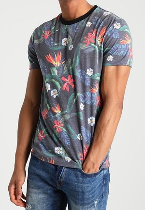 T-shirt gris à manches courtes avec un imprimé floral vibrant dans des tons de rouge, vert et blanc ; encolure ronde noire ; texture de tissu douce.