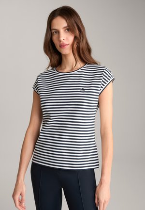 Stribet bomulds t-shirt med korte ærmer, med marineblå og hvide vandrette striber, en rund halsudskæring og et lille logo på brystet.