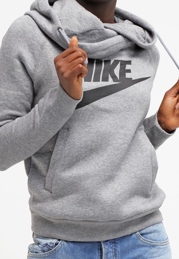 Grå sweatshirt med huva, med en stor svart Nike-logotyp på framsidan, kengurufickor och ribbade ärmslut och fåll.