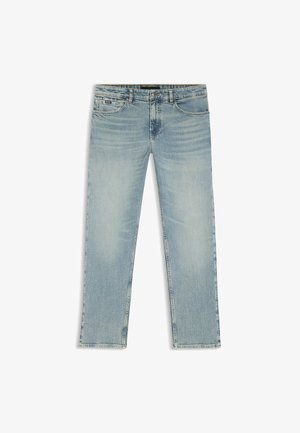 Jean en denim bleu clair, coupe droite, fermeture à bouton et à zip, poches avant et arrière, avec des détails subtils de décoloration.