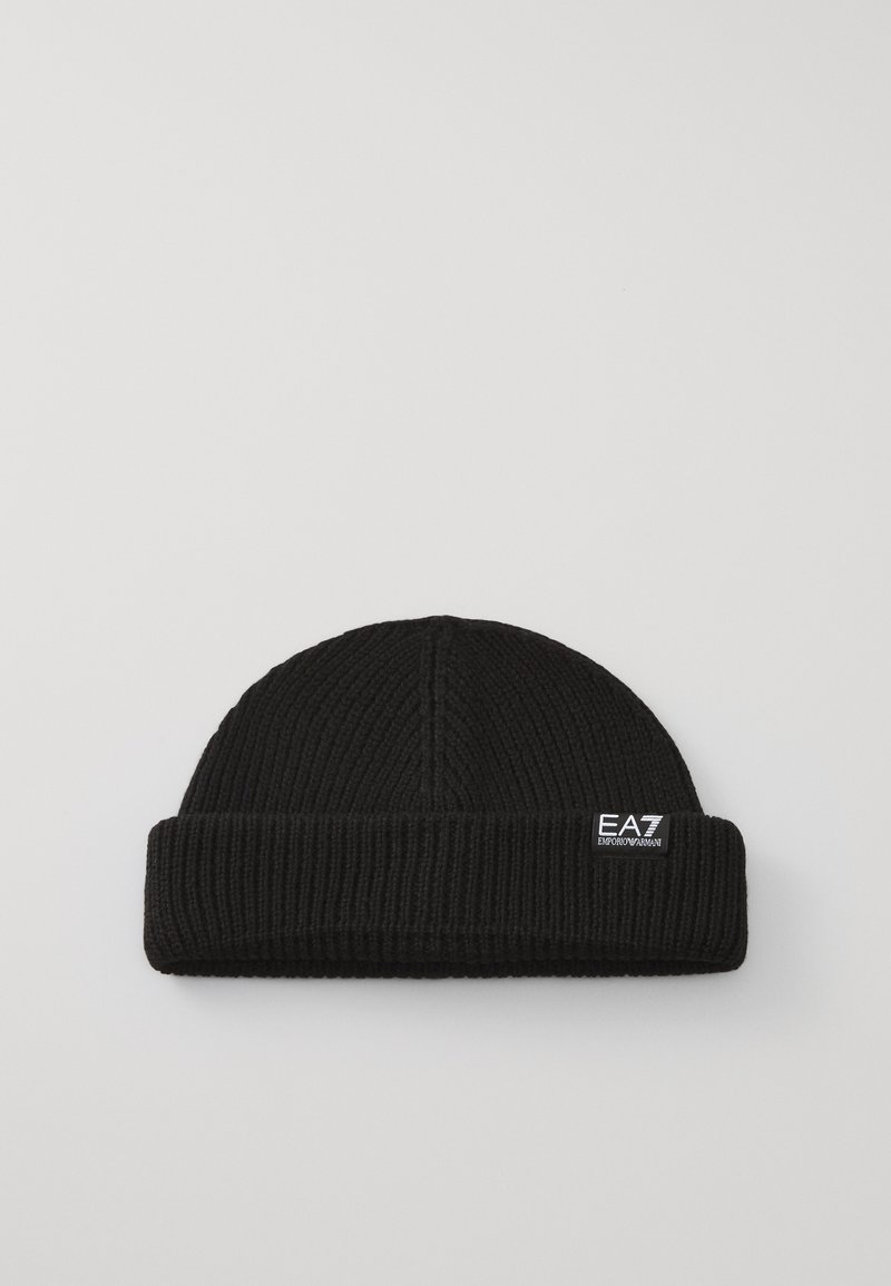 Fekete kötött sapka hajtott peremmel, oldalán egy kis fehér EA7 logós címkével. Felszíne bordázott.
