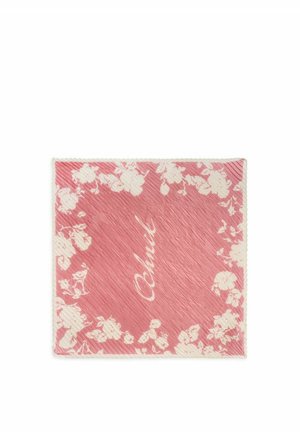 Różowa kwadratowa apaszka z białą kwiatową bordiurą i ozdobnym napisem "Cachuch" na środku, tkanina o fakturze z ukośnymi liniami.