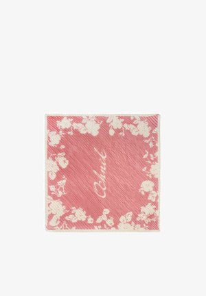 Różowa kwadratowa apaszka z białą kwiatową bordiurą i ozdobnym napisem "Cachuch" na środku, tkanina o fakturze z ukośnymi liniami.