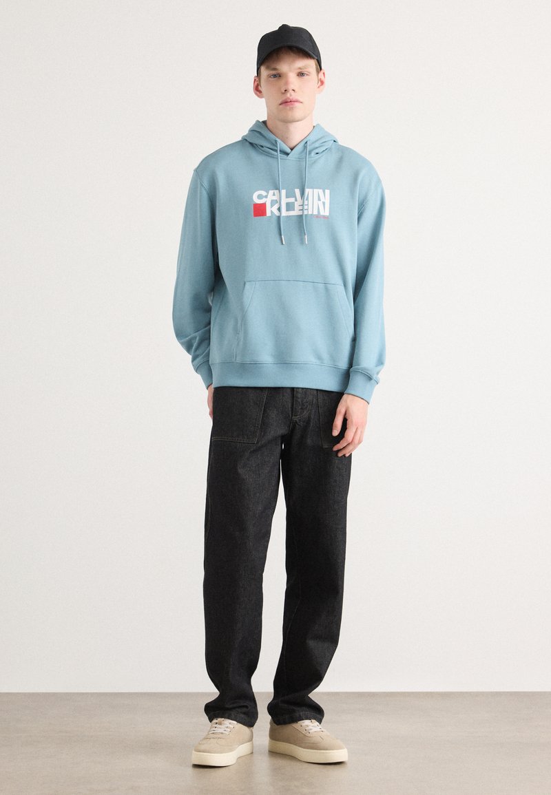 Calvin Klein Jeans REDBOX GRAPHIC - Mikina s kapucí - smoke blue