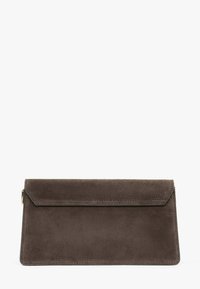 Hnědá semišová kabelka na clutch s plochým obdélníkovým tvarem. Má klopové zavírání, čisté hrany a jemné detaily v šití.