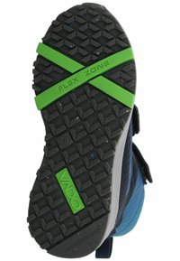 Zapatos VADO con parte superior azul y negra. La suela de goma presenta un diseño texturizado con una banda verde "FLEX ZONE" y una marca de tamaño 28.