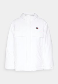 Hvid polstret jakke med hætte, der har en lynlås lukning, to frontlommer og et lille logo mærke på venstre bryst. Glat tekstur.