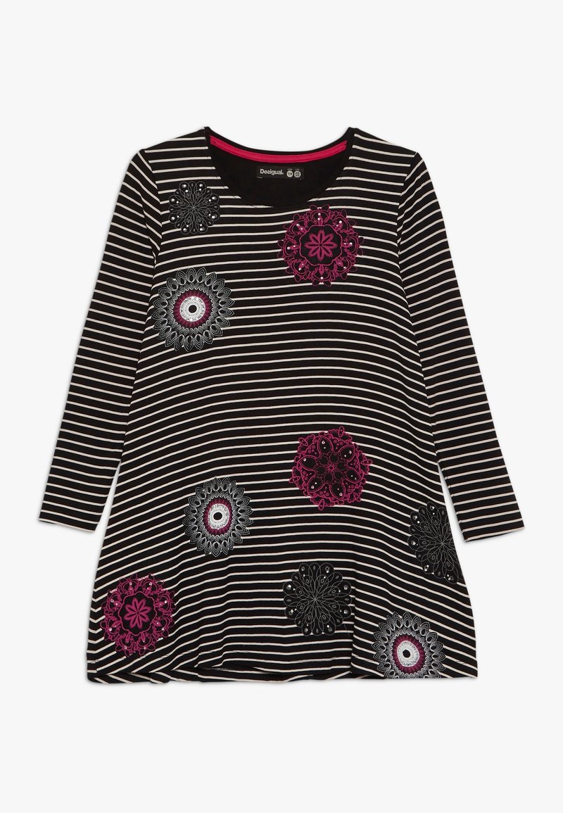 Czarna i biała tunika w paski z długim rękawem, ozdobiona kolorowymi haftowanymi kwiatowymi wzorami w kolorach różowym, czarnym i srebrnym na przodzie.