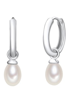 Hõbedased rõngasgümmed on sujuva disainiga, millel on üks tilgakujuline valge pärl, rõhutades poleeritud tekstuuri ja minimalistlikku stiili.