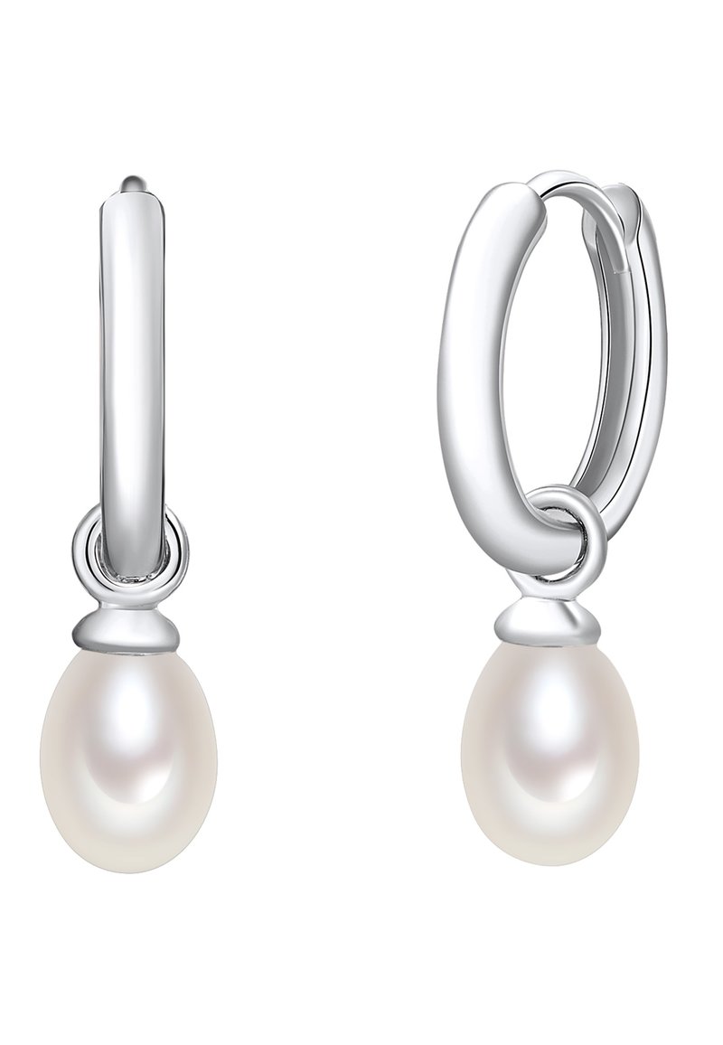 Hõbedased rõngasgümmed on sujuva disainiga, millel on üks tilgakujuline valge pärl, rõhutades poleeritud tekstuuri ja minimalistlikku stiili.