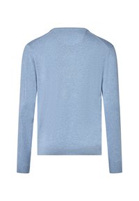 Jasnoniebieski sweter z długim rękawem, okrągłym dekoltem i żeberkowymi mankietami oraz dolnym wykończeniem. Gładka tekstura; brak widocznych logo lub ozdób.