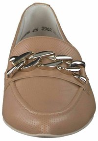 Mocassin en cuir beige avec texture perforée, agrémenté d'une chaîne dorée traversant le coup de pied et doté d'un bout arrondi.