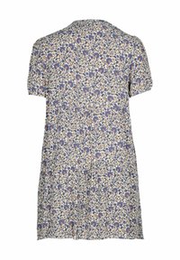 Lyhythihainen mekko, jossa on väljä malli ja tiheä kukkakuosi sinisistä ja ruskeista kukista valkoisella taustalla.