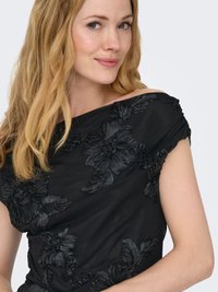 Schwarzes Off-Shoulder-Oberteil mit Blumenstickerei, ausgestattet mit strukturierter Stoffqualität und einer lockeren Passform. Akzente setzen filigrane Blumenmuster.