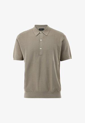 Hellbraunes, strukturiertes Polohemd mit kurzen Ärmeln, drei Knöpfen und einem gerippten Saum, dargestellt vor weißem Hintergrund.