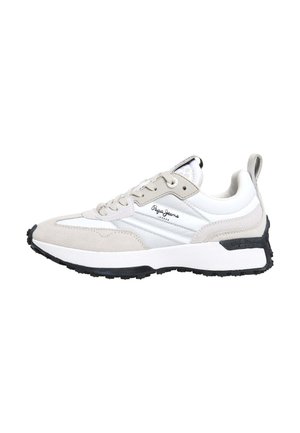 Sneaker bianche e grigie chiare con una combinazione di texture in suede e mesh, caratterizzate da un design a strati, una suola in gomma nera e un marchio distintivo.