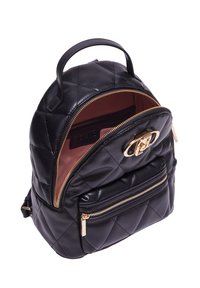 Zaino in pelle nera trapuntata con manico superiore, hardware dorato e doppie tasche con zip. L'interno presenta una tonalità a contrasto.