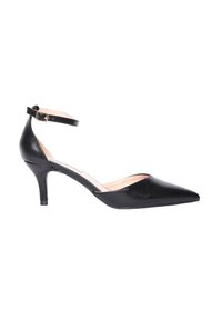 Scarpa nera in pelle con punta appuntita, tacco basso, cinturino alla caviglia e fibbia dorata, mostrata di profilo su uno sfondo bianco.