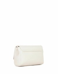 Borsa a tracolla in finta pelle bianca con una forma strutturata, dotata di pattina frontale e chiusura con zip. Texture liscia, senza motivi o accenti visibili.