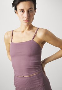 Rebrasti, mauve crop top s tankićima i ravnim izrezom, s pripijenim krojem i bešavnom izradom.