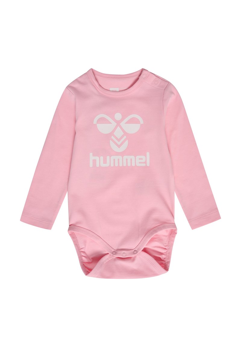 Roze langslavend bodysuit van zachte katoen met witte bedrukte logo en ontwerp. Heeft drukknopen aan de onderkant voor gemakkelijk aan- en uittrekken.