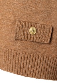 Brauner Strickpullover mit strukturierter Oberfläche, gerippten Bündchen und einem goldfarbenen Knopfakzent an der Seitentasche.