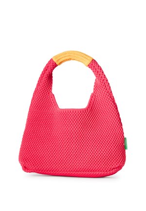Rosa Netztragetasche mit strukturierter Oberfläche und einem runden, gelben Griff. Besitzt einen offenen oberen Teil und ein grünes Etikett an der Seite.