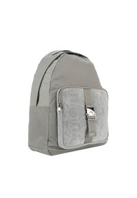 Zaino grigio realizzato in tessuto con una texture liscia. Presenta una tasca frontale con motivo in rilievo e un fermaglio in metallo. Forma arrotondata, design minimalista.