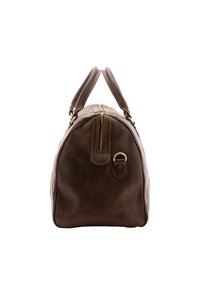 Sac de voyage en cuir brun de forme arrondie, avec des poignées doubles, des finitions dorées et une fermeture éclair centrale. Présente des détails de coutures contrastantes.