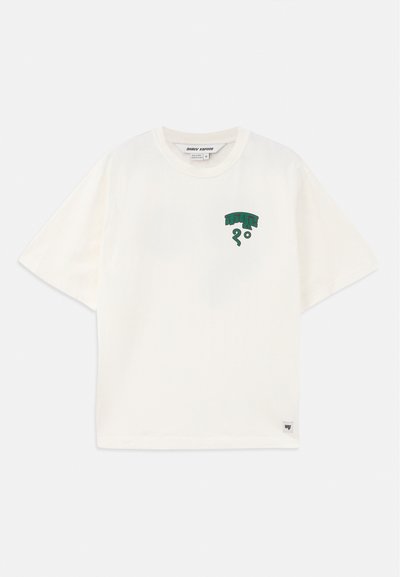 T-shirt de algodão creme com mangas curtas, apresentando um design gráfico verde no peito e uma pequena etiqueta de logotipo na parte inferior.