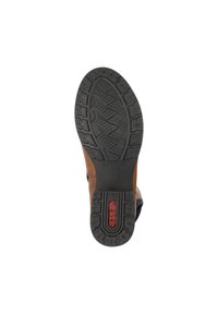 Zapato de cuero marrón con suela de goma negra texturizada, que cuenta con un diseño de banda para ofrecer agarre y un acento rojo de marca cerca del talón.