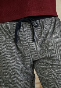 Next MOTIONFLEX COSY SET  - Pyjamas - red navy blue herringbone