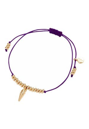 Bracciale regolabile con corda viola, caratterizzato da perline dorate e un ciondolo a forma di conchiglia dorata al centro; texture liscia con accenti metallici lucidi.