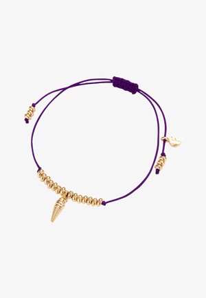 Justerbart armbånd med lilla snor, der har guldbelagte perler og en guldshell-pendant i midten; glat tekstur med skinnende metalakcenter.