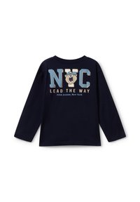 Námořnicko-modrá košile s dlouhým rukávem s potiskem "N C U," grafikou řvoucího medvěda a nápisem "Vést cestu" a "Pátá avenue, New York" na zádech.