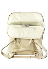 Beige leren rugzak met een ritsvak hoofdcompartiment, binnenvakjes en een gestructureerd oppervlak; voorzien van verstelbare schouderbanden en gouden accenten.