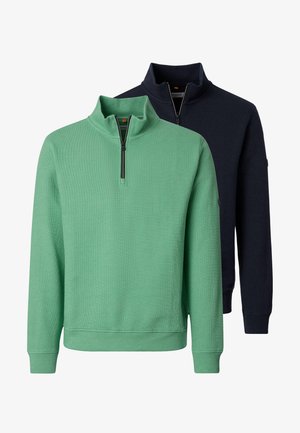 Dwa swetry z długim rękawem i suwakiem do ćwiartki, o prążkowanej fakturze; jeden w jasnej zieleni z przodu, drugi w ciemnym granacie z tyłu.