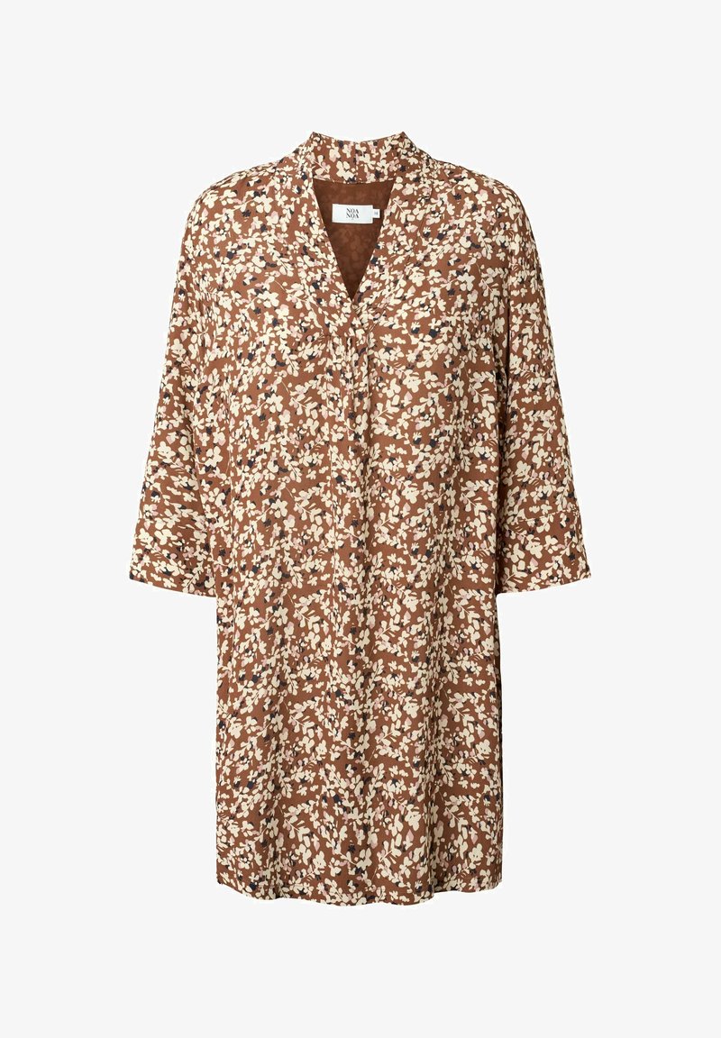 Robe tunique marron avec imprimé floral beige et foncé, encolure en V et manches trois-quarts.